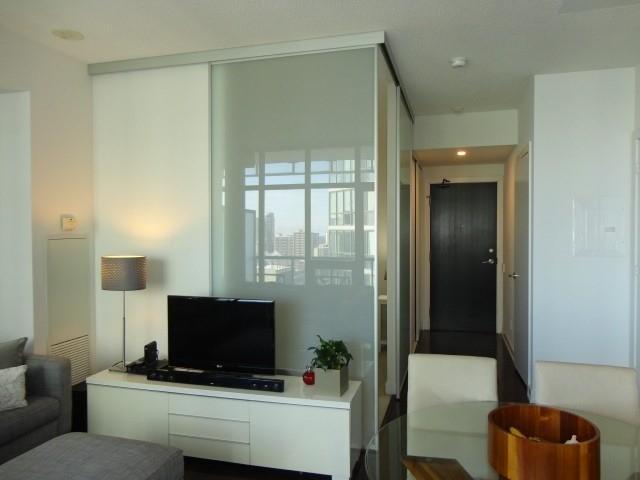 2702 - 33 Charles St E, Condo with 1 bedrooms, 1 bathrooms and 1 parking in Toronto ON | Image 2