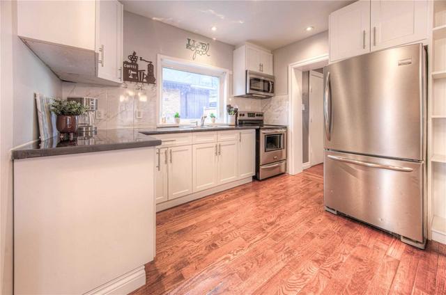 75 Sixth Ave, House detached with 3 bedrooms, 2 bathrooms and 5 parking in Kitchener ON | Image 3