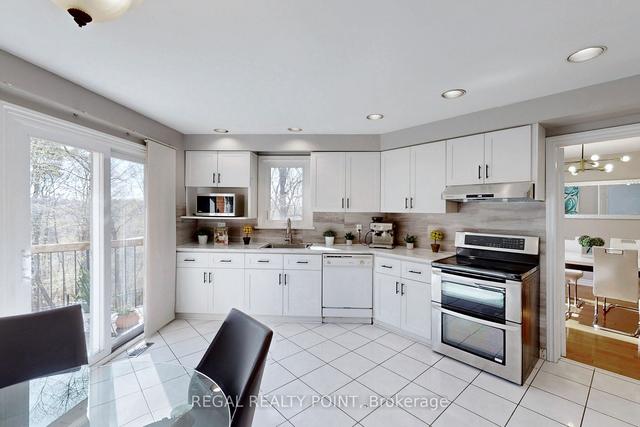 27 Bluffwood Dr, House detached with 4 bedrooms, 4 bathrooms and 4 parking in Toronto ON | Image 3