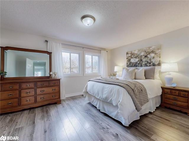 circle - 160 Burns Circle, House attached with 3 bedrooms, 1 bathrooms and 7 parking in Barrie ON | Image 11