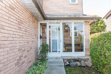 30 Mara Cres, House detached with 3 bedrooms, 3 bathrooms and 3 parking in Brampton ON | Image 2