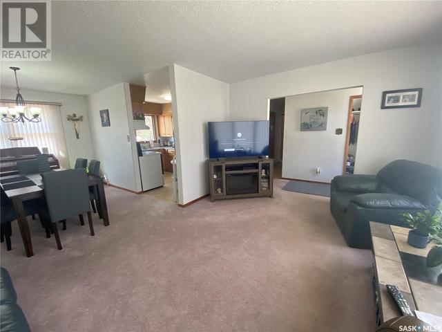 114 3rd Avenue E, House detached with 3 bedrooms, 2 bathrooms and null parking in Gravelbourg SK | Image 4
