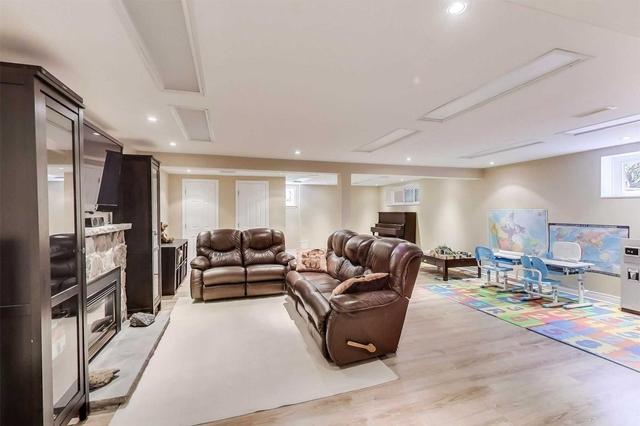 81 Decarie Circ, House detached with 3 bedrooms, 3 bathrooms and 6 parking in Toronto ON | Image 16