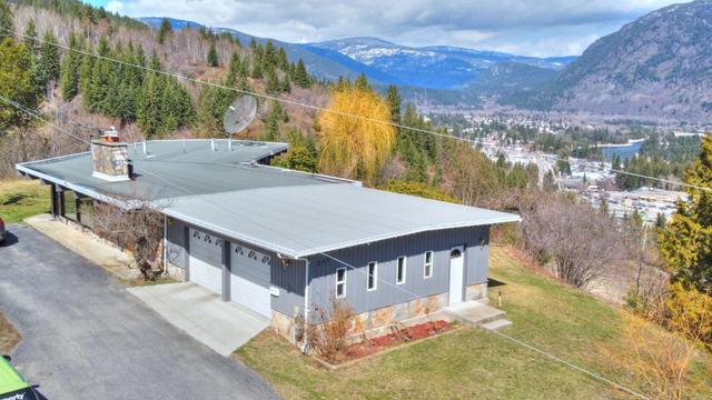 2161 Crestview Crescent, House detached with 3 bedrooms, 2 bathrooms and null parking in Castlegar BC | Image 2