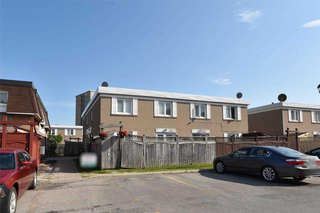 128 Townhouse Cres, Townhouse with 3 bedrooms, 2 bathrooms and 2 parking in Brampton ON | Image 1
