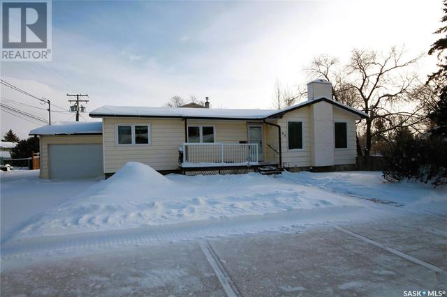 92 24th Street, House detached with 4 bedrooms, 2 bathrooms and null parking in Battleford SK | Image 1