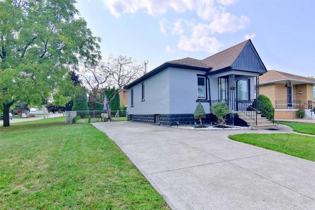 1391 Janette Ave, House detached with 2 bedrooms, 2 bathrooms and 3 parking in Windsor ON | Image 12