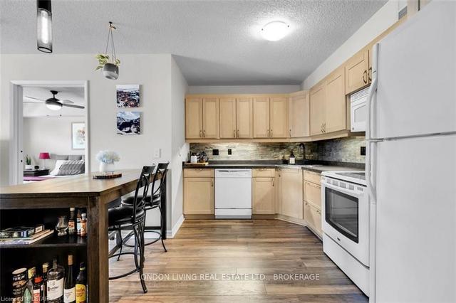 403 - 1 Jacksway Cres, Condo with 2 bedrooms, 2 bathrooms and 1 parking in London ON | Image 5