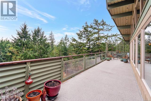 863 Walfred Rd, House detached with 2 bedrooms, 4 bathrooms and 4 parking in Langford BC | Image 31