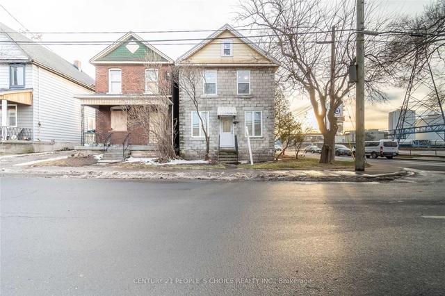 910 Burlington St E, House detached with 6 bedrooms, 2 bathrooms and 6 parking in Hamilton ON | Image 1