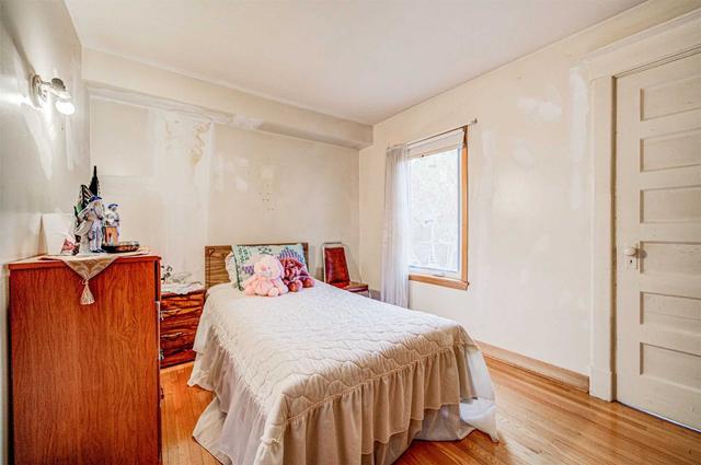 1045 Ossington Ave, House semidetached with 4 bedrooms, 2 bathrooms and 0 parking in Toronto ON | Image 5