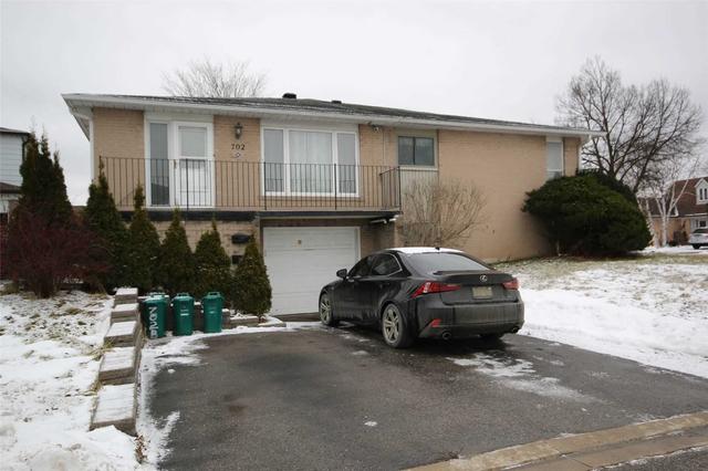 702 Leeder Crt, House semidetached with 3 bedrooms, 1 bathrooms and 2 parking in Newmarket ON | Card Image