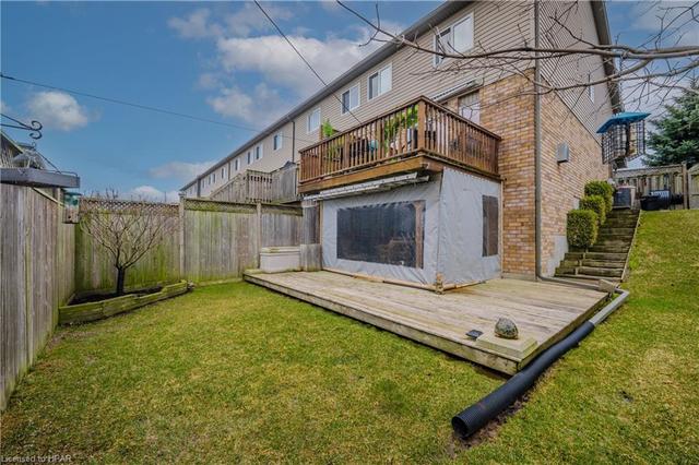 27 Red Clover Crescent, House attached with 3 bedrooms, 2 bathrooms and 3 parking in Kitchener ON | Image 32