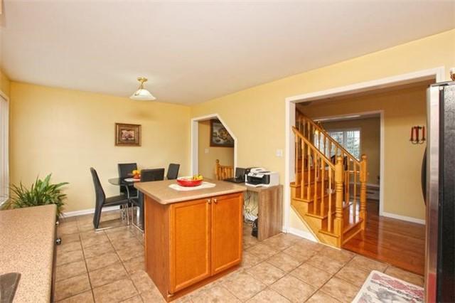 87 Decker Hollow Circ, House attached with 3 bedrooms, 3 bathrooms and 2 parking in Brampton ON | Image 7