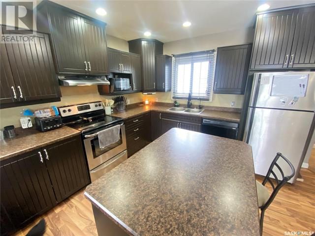 62 Haultain Avenue, House detached with 3 bedrooms, 2 bathrooms and null parking in Yorkton SK | Image 3