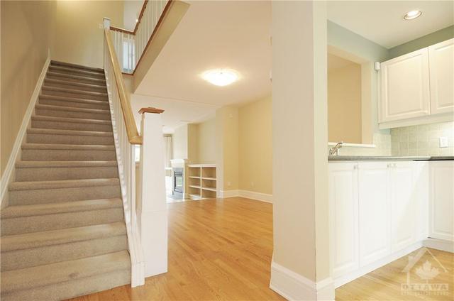 239 Second Avenue, Townhouse with 3 bedrooms, 3 bathrooms and 2 parking in Ottawa ON | Image 3