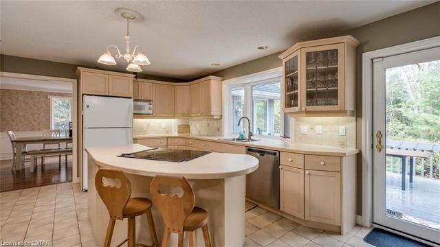 10341 Maplewood Avenue, House detached with 6 bedrooms, 3 bathrooms and 6 parking in Lambton Shores ON | Image 3