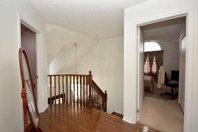 2 Peachleaf Cres, House detached with 4 bedrooms, 3 bathrooms and 3 parking in Brampton ON | Image 2