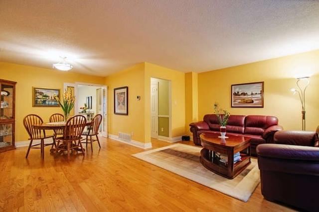 352 Simonston Blvd, Townhouse with 3 bedrooms, 3 bathrooms and 2 parking in Markham ON | Image 3