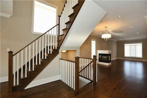 2430 Whistling Springs Cres, House detached with 4 bedrooms, 3 bathrooms and 1 parking in Oakville ON | Image 3