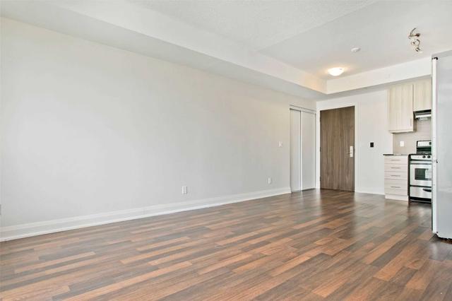 1002 - 68 Canterbury Pl, Condo with 2 bedrooms, 2 bathrooms and 1 parking in Toronto ON | Image 4