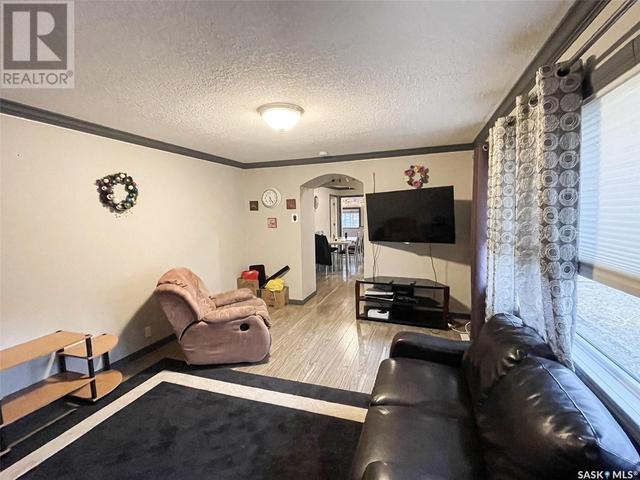 305 1st Street E, House detached with 3 bedrooms, 2 bathrooms and null parking in Meadow Lake SK | Image 4