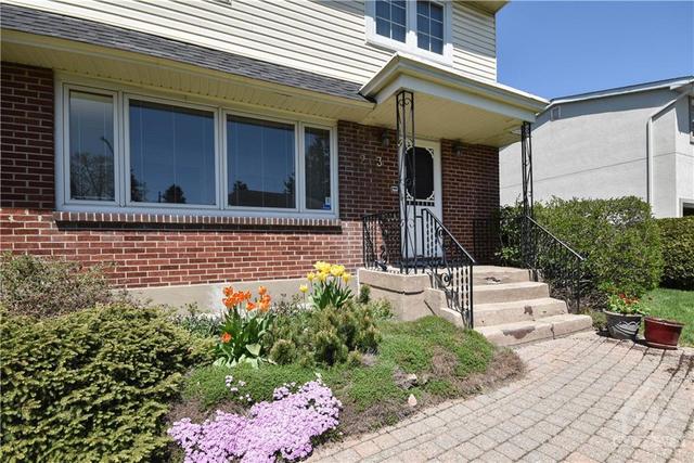 203 Chandler Avenue, House detached with 3 bedrooms, 2 bathrooms and 3 parking in Ottawa ON | Image 2