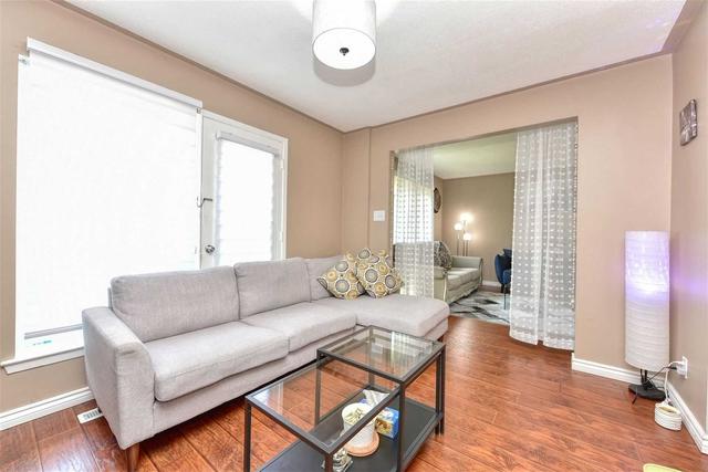 32 Balmoral Dr, Townhouse with 3 bedrooms, 2 bathrooms and 1 parking in Brampton ON | Image 4