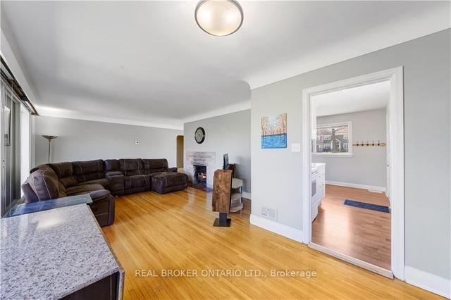 53 Saint Margarets Rd, House detached with 2 bedrooms, 1 bathrooms and 11 parking in Hamilton ON | Image 4