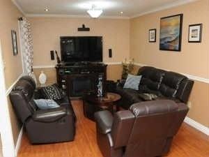 83 Chloe Cres, House detached with 3 bedrooms, 3 bathrooms and 1 parking in Markham ON | Image 2