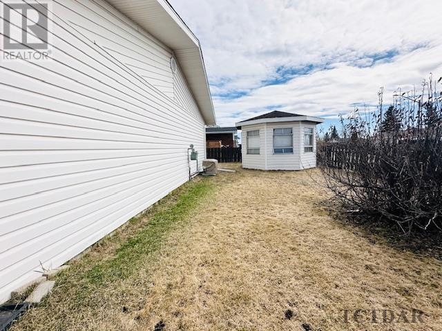 27 Hazel St, House detached with 4 bedrooms, 2 bathrooms and null parking in Kapuskasing ON | Image 4