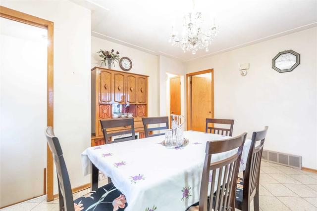 22 Bilardi Crt, House detached with 3 bedrooms, 2 bathrooms and 5 parking in Hamilton ON | Image 3