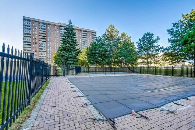 901 - 15 Kensington Rd, Condo with 2 bedrooms, 2 bathrooms and 1 parking in Brampton ON | Image 11