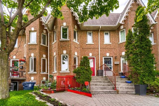 31 Lippincott St E, House attached with 3 bedrooms, 3 bathrooms and 1 parking in Toronto ON | Image 1