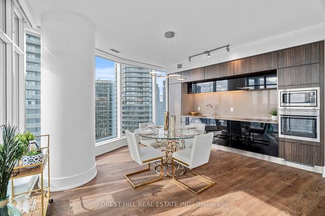 4510 - 10 York St, Condo with 3 bedrooms, 3 bathrooms and 1 parking in Toronto ON | Image 2