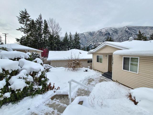 1209 Gordon Street, House attached with 4 bedrooms, 3 bathrooms and 1 parking in Nelson BC | Card Image
