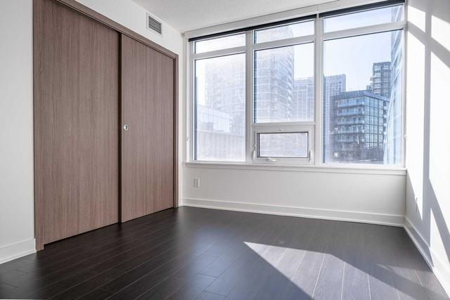 1002 - 17 Bathurst St, Condo with 1 bedrooms, 2 bathrooms and 0 parking in Toronto ON | Image 3
