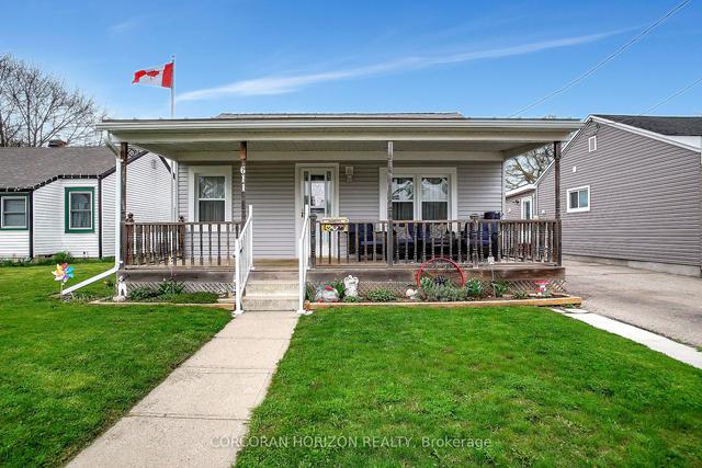 611 Garden St, House detached with 2 bedrooms, 1 bathrooms and 4 parking in Cambridge ON | Image 1