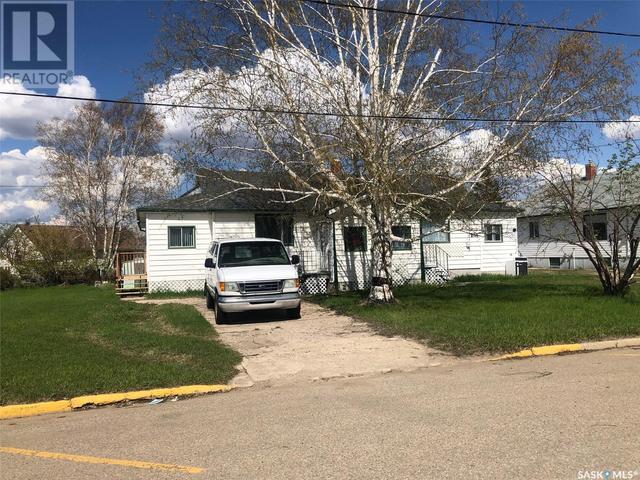 26 2nd Avenue Ne, House detached with 3 bedrooms, 2 bathrooms and null parking in Preeceville SK | Card Image