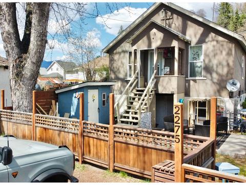 2275 Columbia Avenue, House detached with 2 bedrooms, 2 bathrooms and 4 parking in Trail BC | Card Image