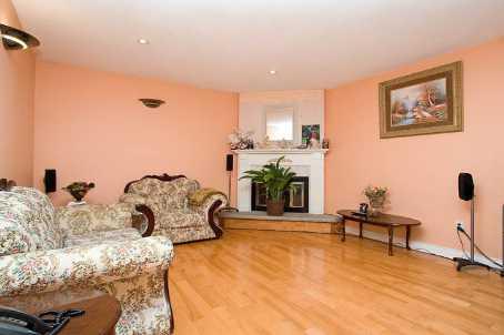 81 Upton Cres, House attached with 3 bedrooms, 4 bathrooms and 4 parking in Markham ON | Image 2