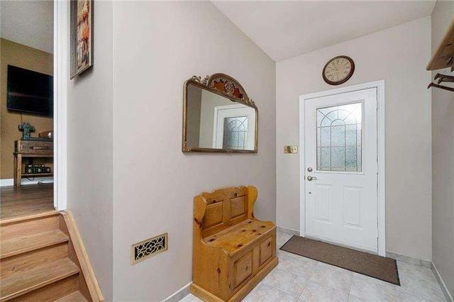 936 Hazel St, House detached with 2 bedrooms, 1 bathrooms and 6 parking in Burlington ON | Image 3