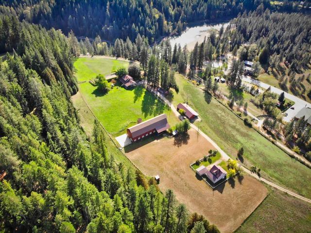 1098 Playmor Road, House detached with 5 bedrooms, 3 bathrooms and null parking in Central Kootenay H BC | Card Image