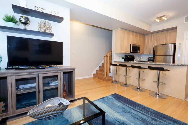 Th 11 - 98 Carr St, Townhouse with 2 bedrooms, 2 bathrooms and 1 parking in Toronto ON | Image 5