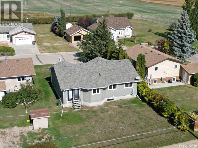 203 Maple Street, House detached with 4 bedrooms, 3 bathrooms and null parking in Strasbourg SK | Image 2