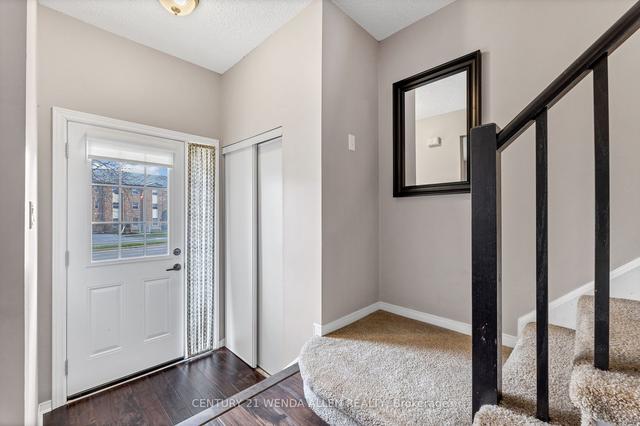 82 - 10 Bassett Blvd, Townhouse with 3 bedrooms, 2 bathrooms and 2 parking in Whitby ON | Image 6