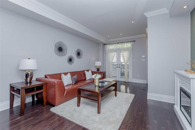 34 Mallingham Crt, House attached with 3 bedrooms, 4 bathrooms and 1 parking in Toronto ON | Image 4