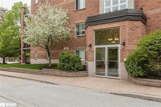 103 - 117 Edgehill Dr, Condo with 2 bedrooms, 1 bathrooms and 1 parking in Barrie ON | Image 3