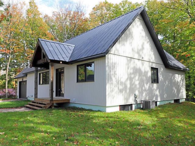 12 Jordan St, House detached with 2 bedrooms, 1 bathrooms and 4 parking in Kawartha Lakes ON | Image 1