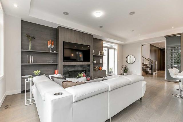 25 Woodbank Rd, House detached with 5 bedrooms, 5 bathrooms and 6 parking in Toronto ON | Image 4